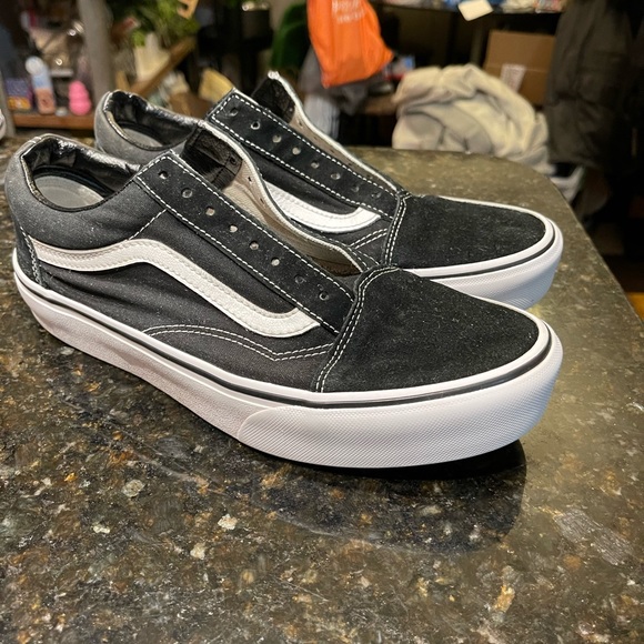 MENS SIZE 8.5–WOMENS SIZE 10.      Vans Old Skool Playform Sneaker - Picture 4 of 6